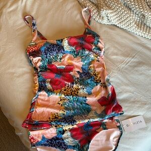 Athletes Women’s XL tankini set-top 40D/DD-bottoms new with tag.